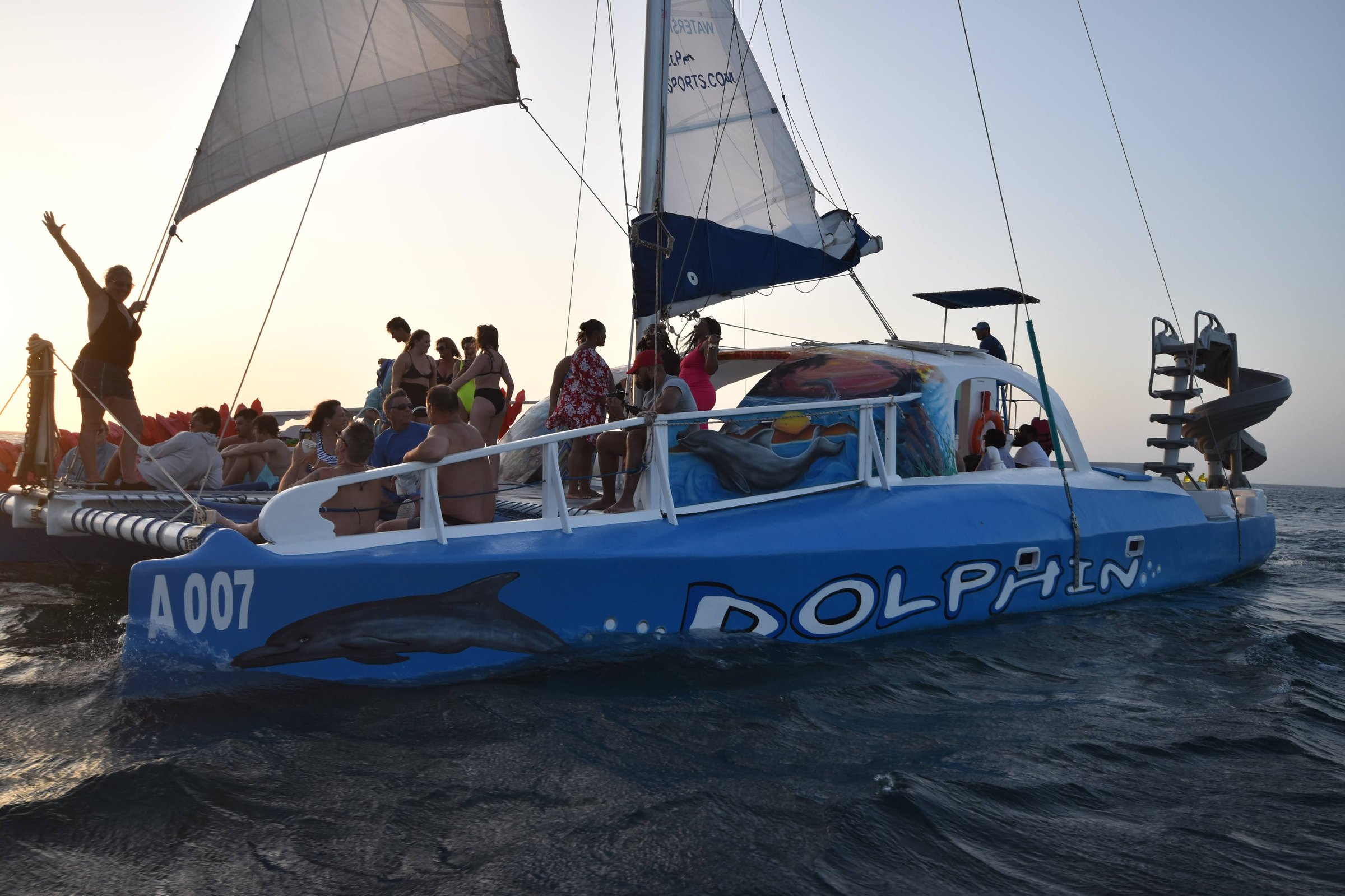 Noord: Dolphin Sunset Adventure Catamaran Cruise